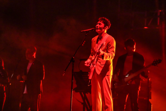 抖音我飞翔在乌云之中你看着我无动于衷是什么歌？