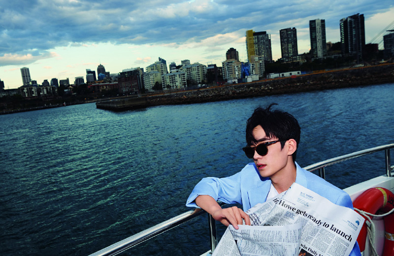 朱一龙自弹自唱抖音热曲，寸头浓眉，网友：太青春了吧！