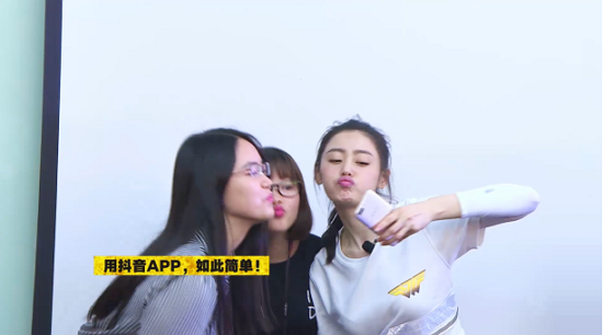 张天爱高能少年团抖音嘟嘴玩亲亲  半个娱乐圈都沦陷了？