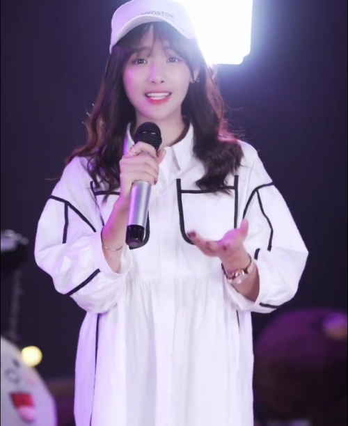 兔子牙签约豚首娱乐爆红抖音，一首歌曲百万播放圈粉无数。