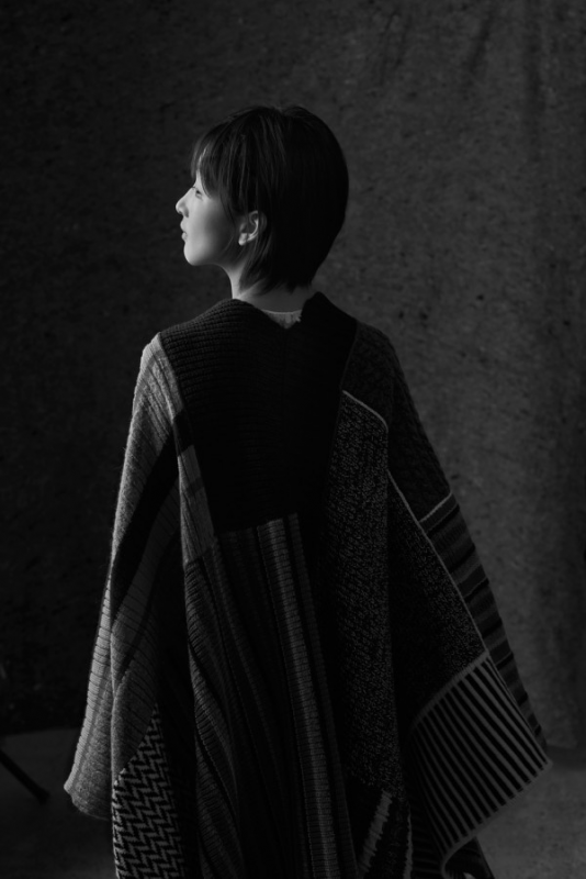 周冬雨携“后宫”魔性尬舞抖音