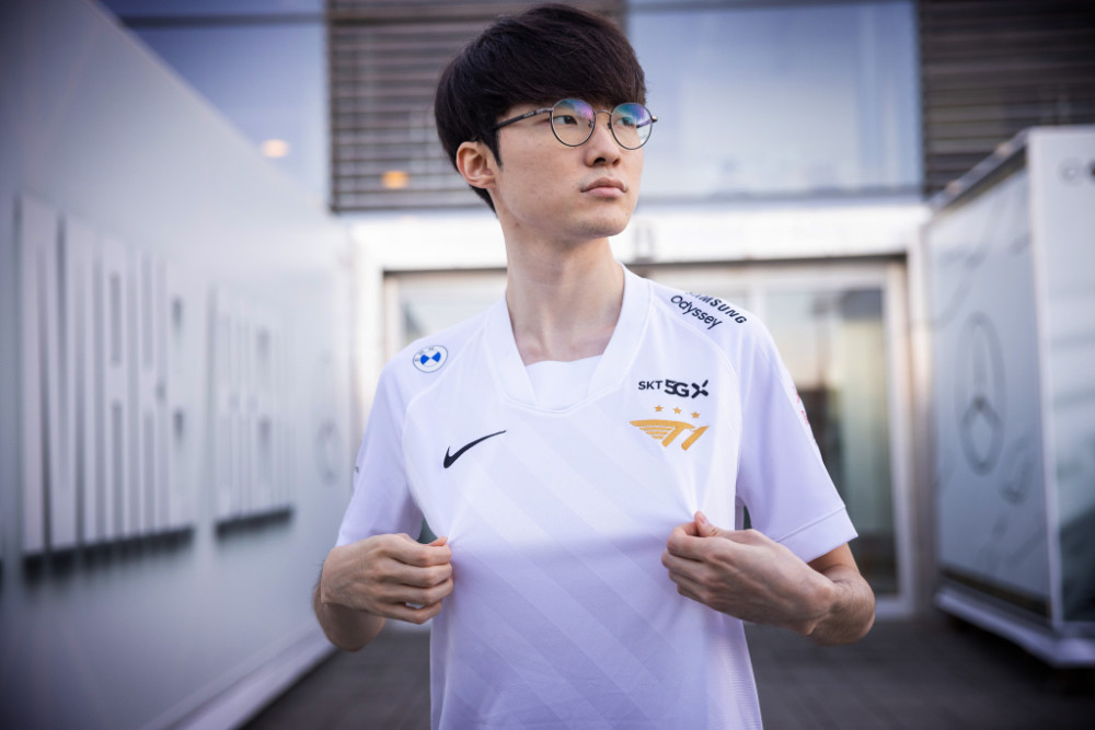 LPL英文解说被T1粉丝冲了！被骂到要注销账号，只因1句：T1被高估了