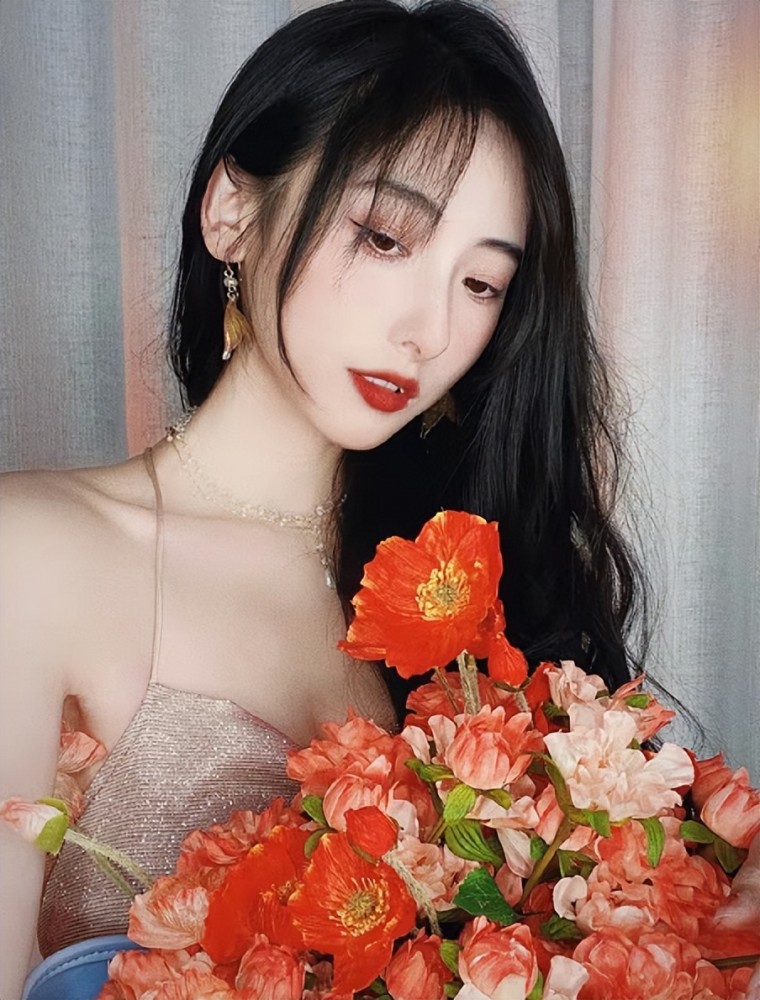 LPL美女晒鲜花美人照，鼓鼓优雅，瞳夕可爱，小钰高贵有气质