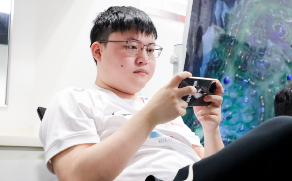 “UZI休息，BLG相关高管降职”！笑笑：乌兹也无奈，不该买Doggo