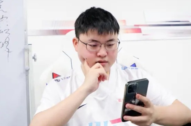 BLG发文为uzi庆生，证实他已经离队，评论区再次被网友攻陷