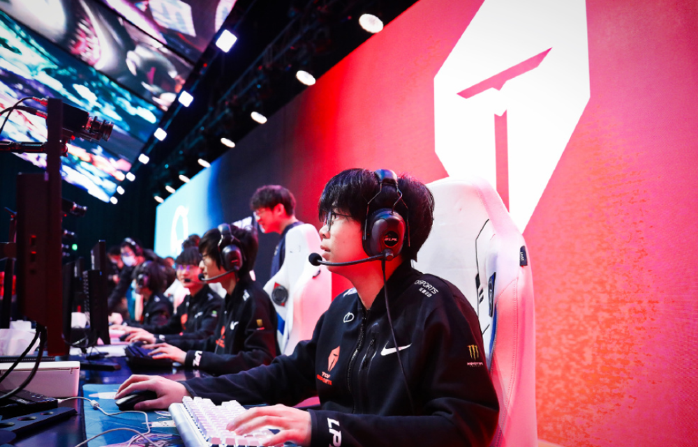 JAY被禁赛后，TES也官宣处罚了！2队AD影响比赛公平，已上报官方