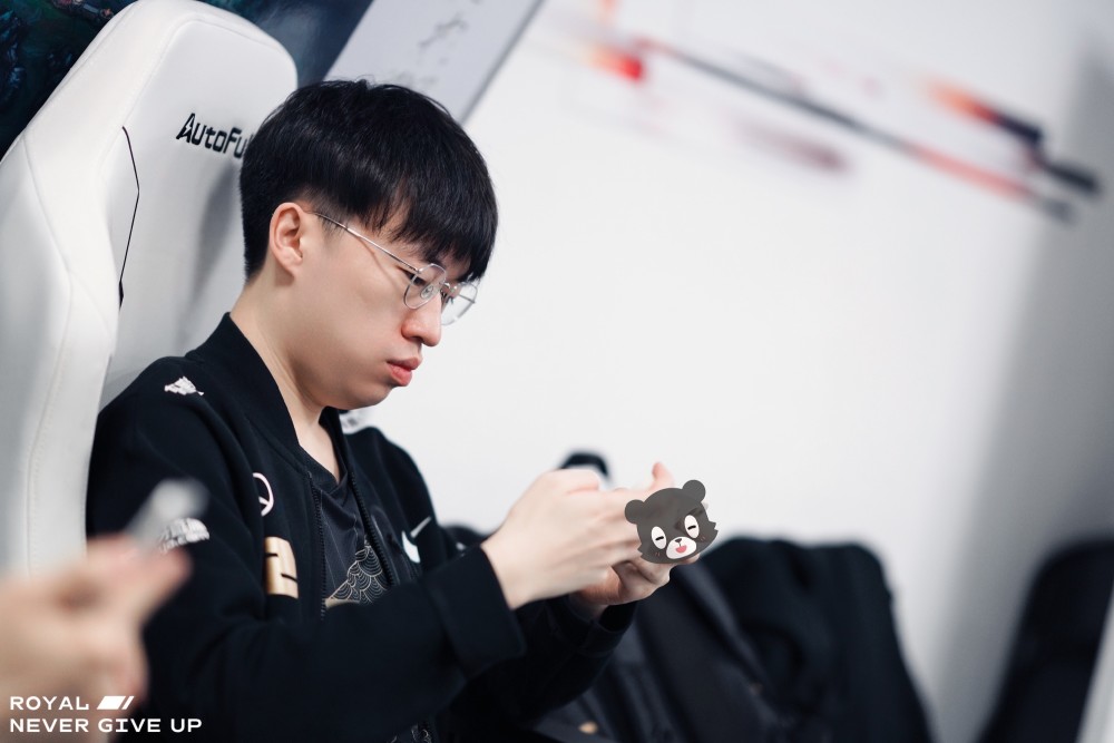 LPL再增一胎男，RNG小虎老好人形象破灭，前女友安然开锤