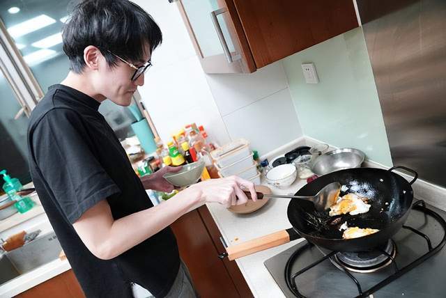 LPL四强赛打响！小虎身陷舆论风波，RNG成胜算最低的队伍？