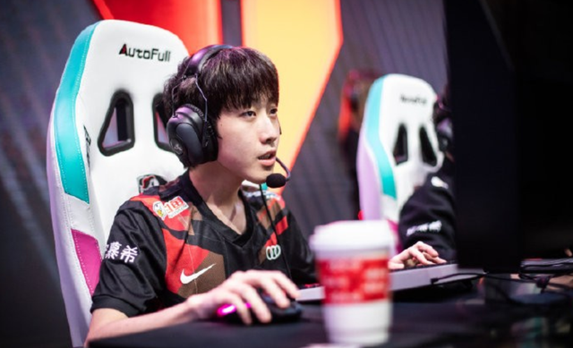 TES让二追三击败V5，赛后阿水给辅助超高评价，听完小zhuo哭了？