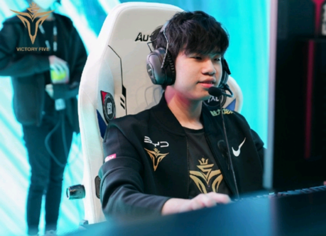 LPL季后赛四强赛开打，你觉的那个AD选手谁更适合参加亚运会