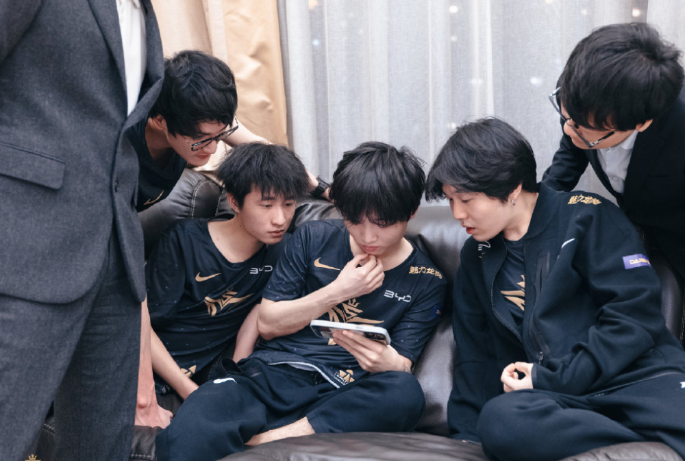 率队击败JDG，V5卡萨赛后全力备战，LPL老将斗志不灭