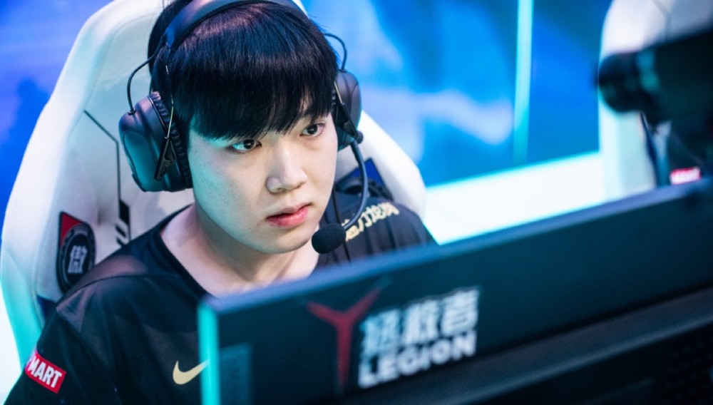 风暴Faker单杀操作火了！0.5倍速慢放细节，酒桶没有E闪，而是闪E