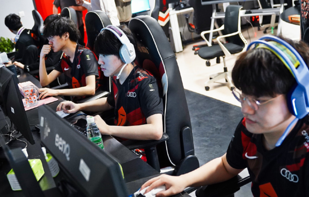 Gala力挽狂澜，TES被RNG送进败者组，官博出面安慰观众