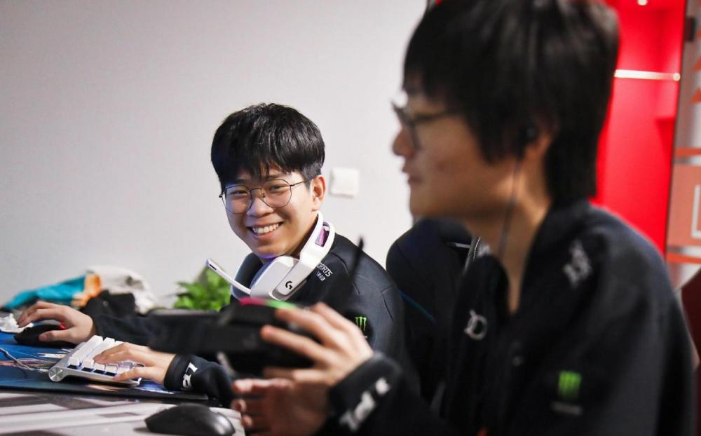 超进化！TES3-1击败V5，与RNG会师决赛，最强全华班要来了