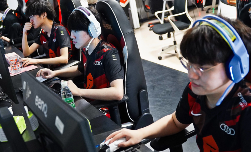 自14年后LPL决赛首次上演全华班对决，亚运会选拔方乐坏了