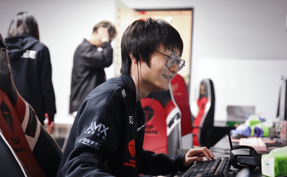 V5陷入死循环！前期崩盘目送对手进决赛，肉鸡表示带不动队友