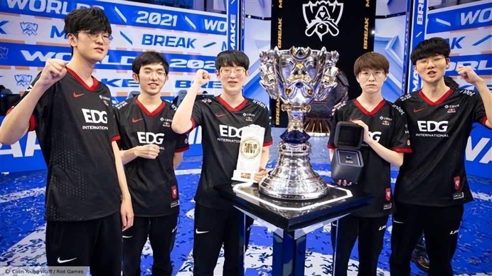 EDG冠军皮肤曝光，厄斐琉斯变黑执事，玩家吐槽：太像隔壁王者了！