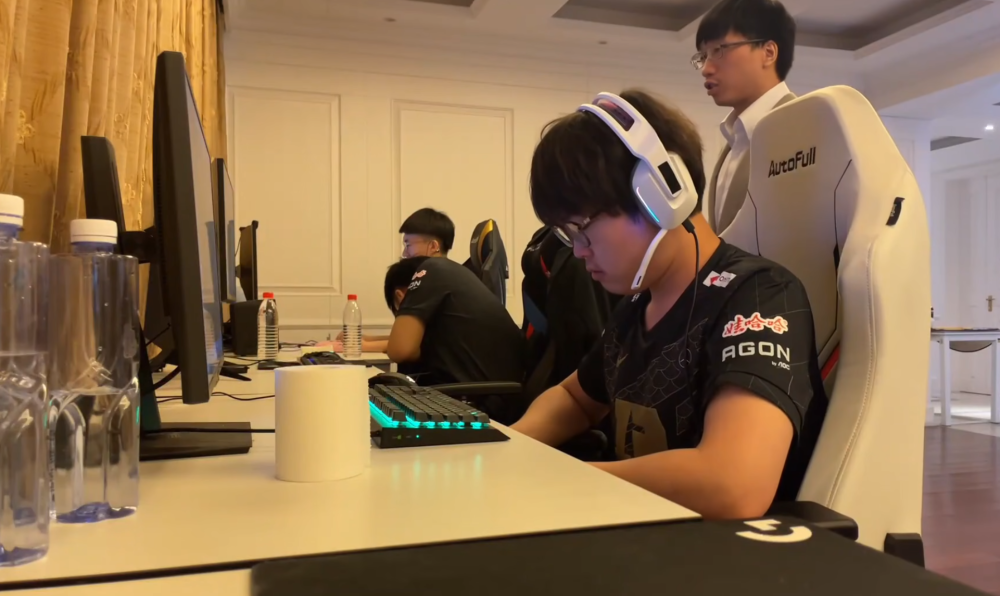 RNG夺冠语音小明霸气发言，阿宾拆家喊话TES上单，他真的太想赢了