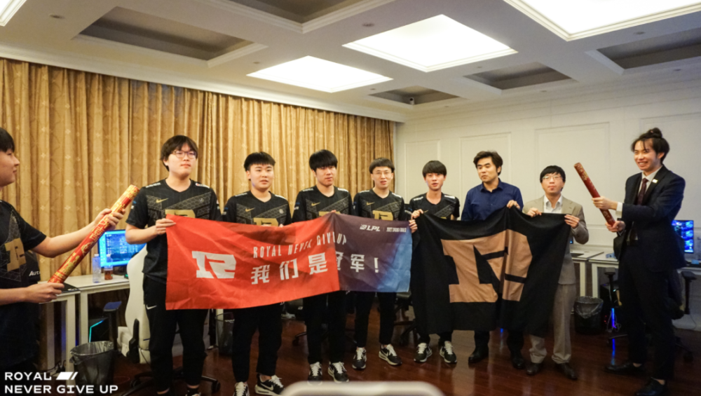 难怪Gala笑得这么开心！RNG透露捧杯内幕，Bin“血亏”