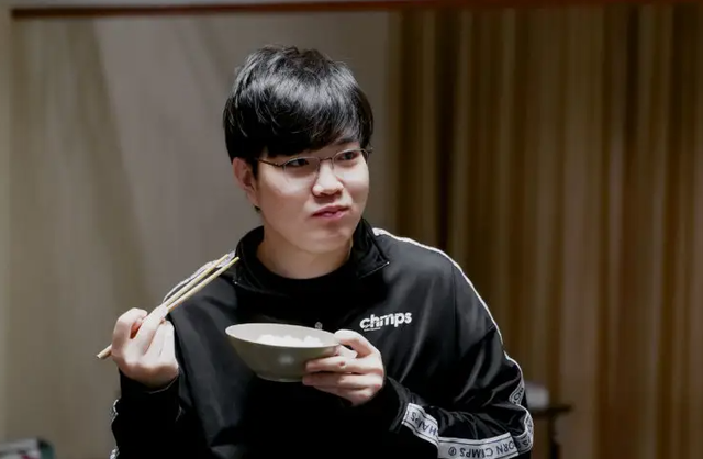 Rich开启首播，婉拒观众让其玩《风暴英雄》，原因却成为亮点