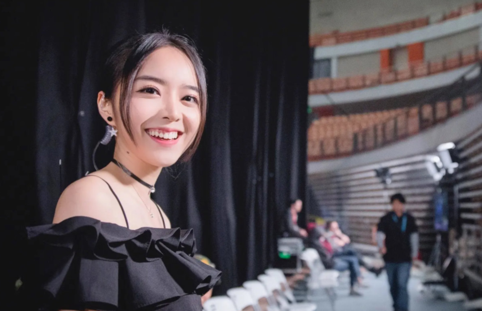 余霜和管泽元复合后，LPL圈又一对情侣分手，RNG单身联盟再添1人