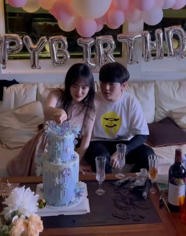 狂撒狗粮！Jackeylove恋爱一周年，朋友圈大秀恩爱