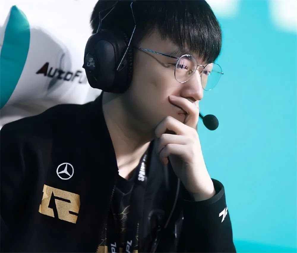 左手恋情曝出后，解说娃娃突然发视频劝导：爱她就要保护好她