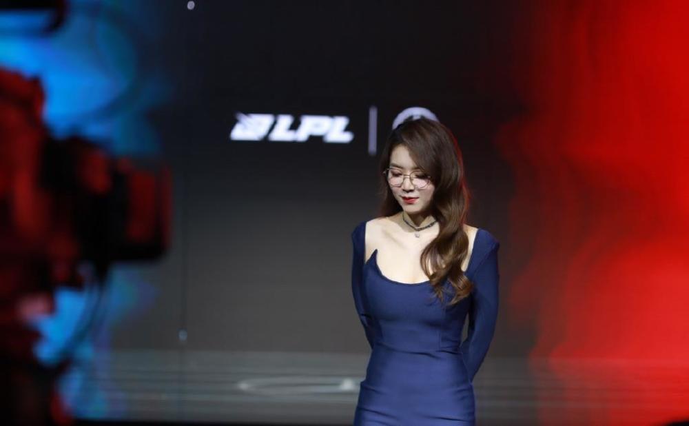 余霜穿紧身裙优雅，希然穿吊带裙惊艳，小钰穿公主裙像仙女一样美