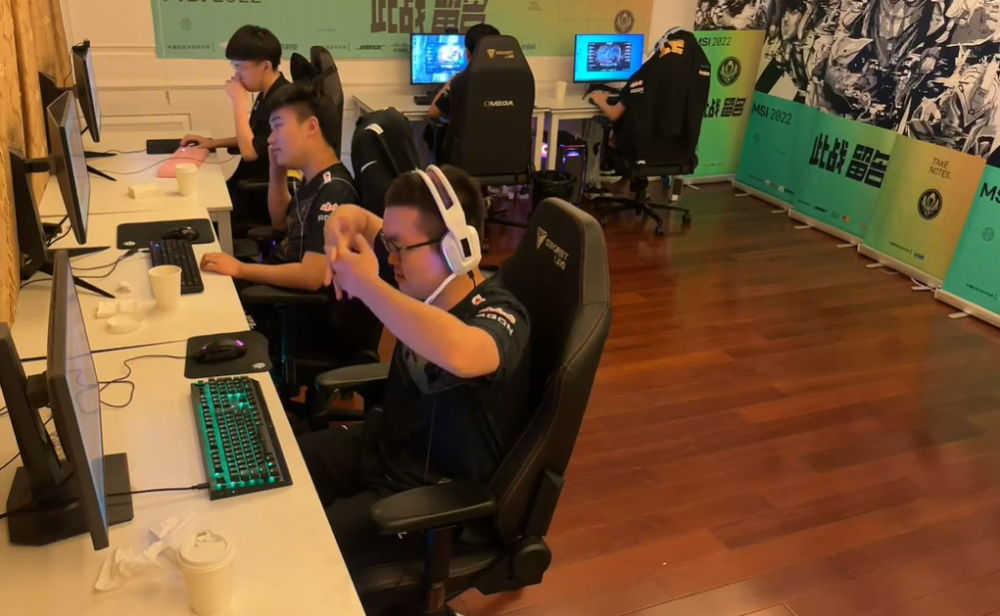 RNG击溃IW拿下首胜，Bin发型空降热搜，小虎说出心声