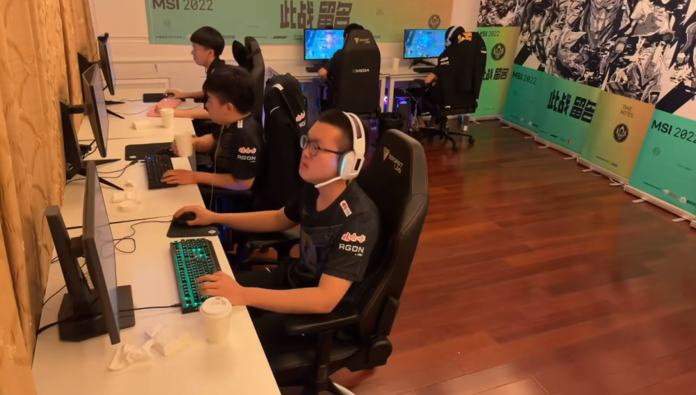 RNG收获开门红，外网全是谩骂指责，没有一点打比赛的样子