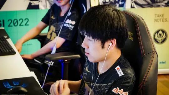 Gala五杀创历史，现场被打成图书馆！连老外都在吐槽韩国观众素质