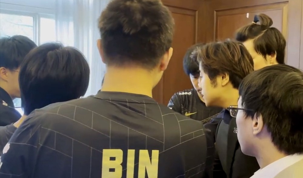 RNG小组第一强势晋级，拳头谎言道歉被识破后，遭众解说玩梗嘲讽