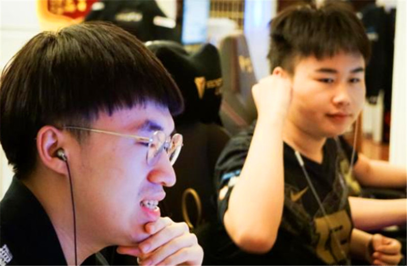 RNG训练赛视频泄露？姿态曝光小明吐槽，记得复盘时成分太明确了