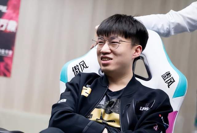 拳头再次发文带节奏，不放RNG团队照片，又把LPL踢出四大赛区