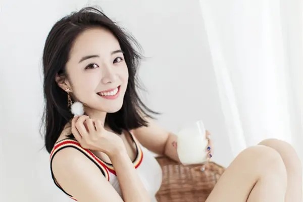 主持人余霜指出LOL主办方不足，被网友喷的道歉，只因说了这句话