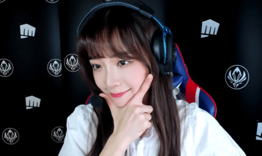 余霜为LPL赛区发声惨遭被冲：希望大家尊重彼此聚焦比赛