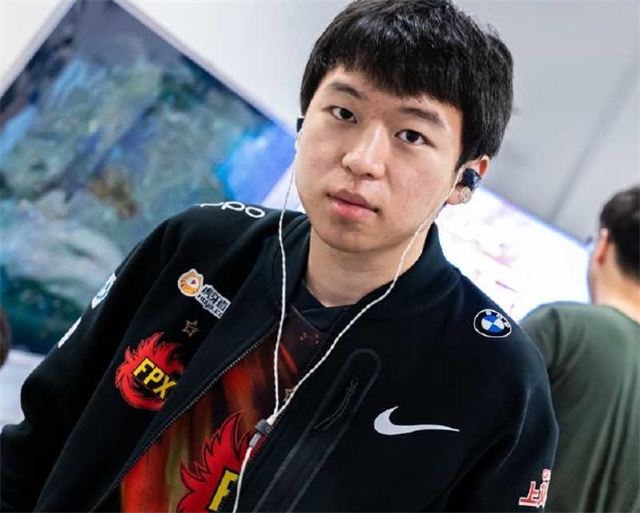 新战队真把BO当底牌：他暂时去不了基地，选手们却千里迢迢来了？