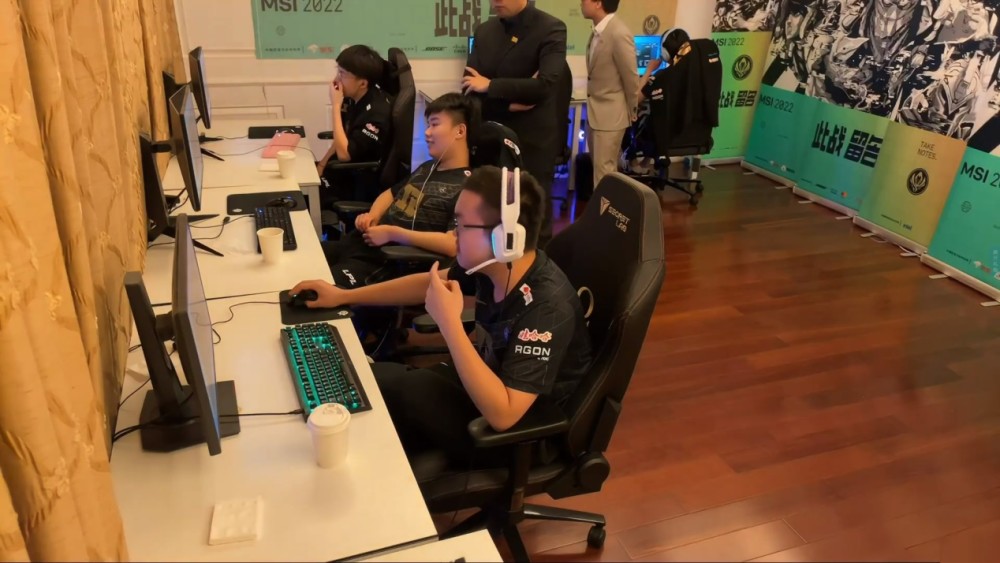 MSI大战在即，RNG却爆出隐患！基地网络不稳定，他们有苦说不出