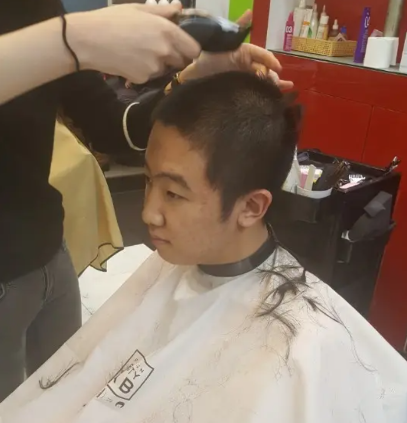 又要剃头道歉了吗？Khan直播举报中国玩家，发表“正义”言论