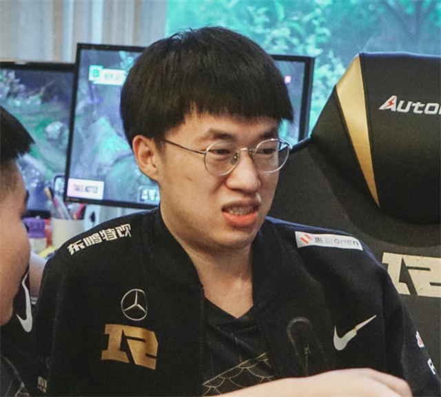 余霜夸小虎是“幼儿园小朋友”，选手却向她放话：赢的人就是版本