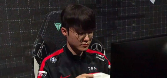 G2翻盘T1把Faker打自闭，G2发文质疑釜山现场太安静！
