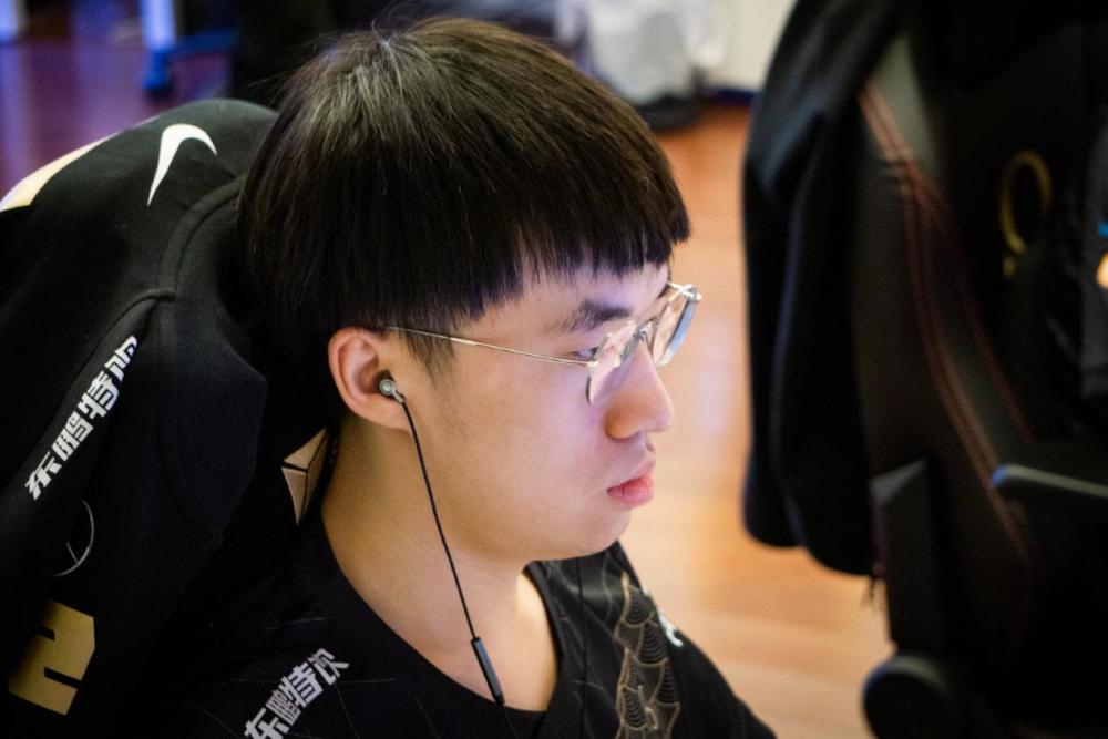 韩国导播也是自适应的？RNG赢比赛，全场竟然只给一个回放？