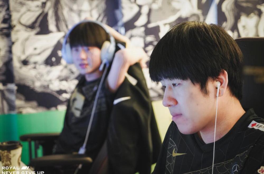 RNG隔天成功复仇G2，Gala表现引发热议，赛后姿态的点评很到位