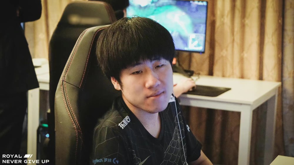 外网吹GALA：除了他，其他AD都好菜，他是机器人，每把都是脚本