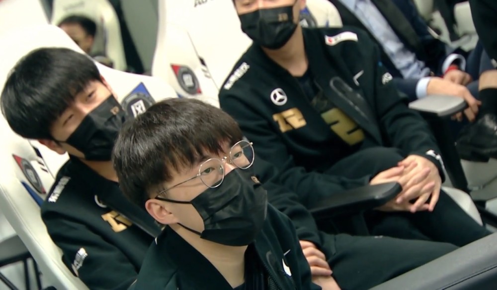 RNG干碎G2，观众变脸图火了！前一秒还各种庆祝，下一秒直接安静