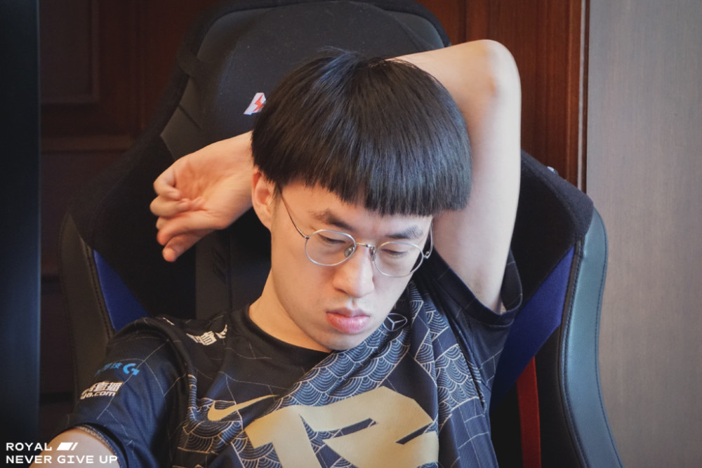 外网热议RNG干碎SGB：场下观众为SGB欢呼，发现欢呼错了