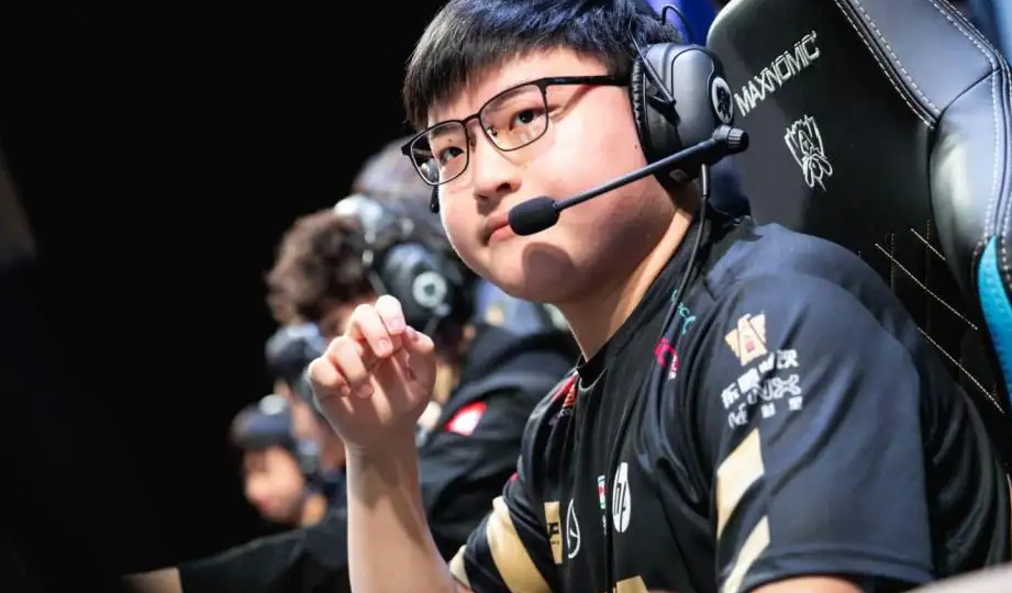 UZI直播间被水友疯狂刷屏，淡定回复直言不讳