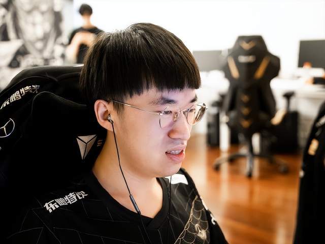 RNG半决赛选择选择EG，赛程公布却遭嘲讽：就知道不敢选G2！