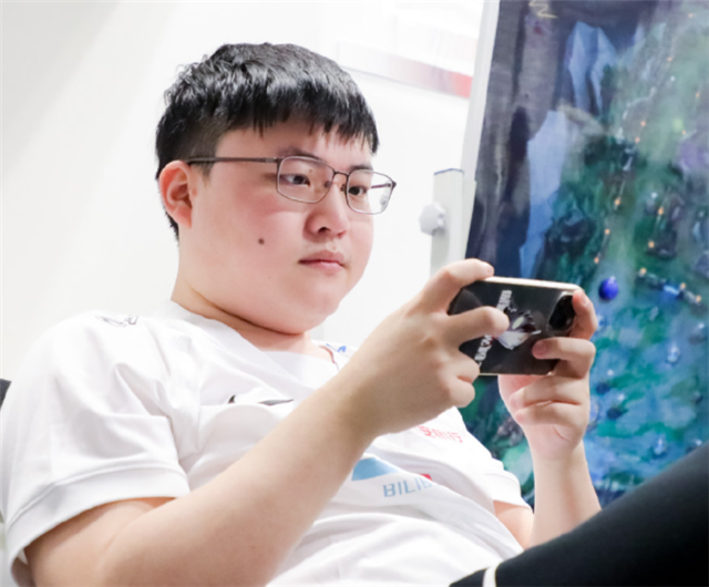 LCK老牌解说持续输出uzi：他只会给观众带来失望，没法跟faker比