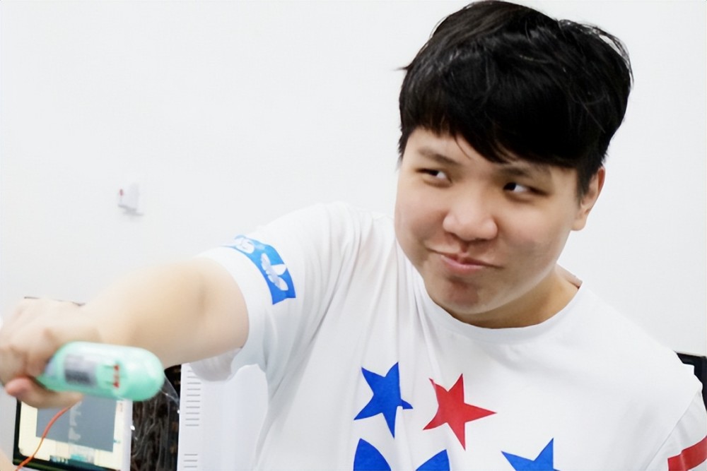 Faker数据太寒酸，姿态犀利点评差点自毁前程，好友连忙圆场